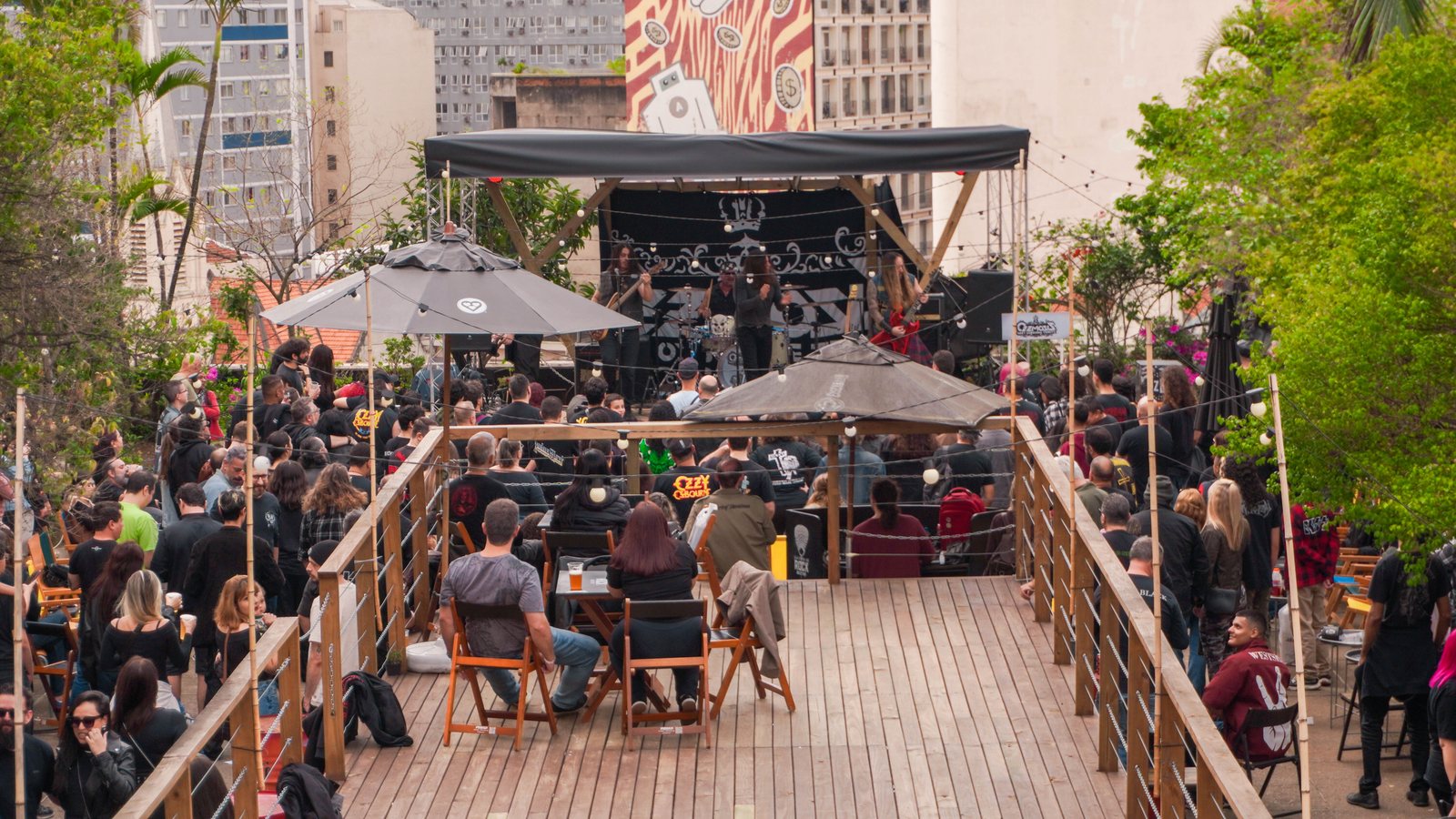 Passarela de madeira do Rooftop com o público e o palco ao fundo
