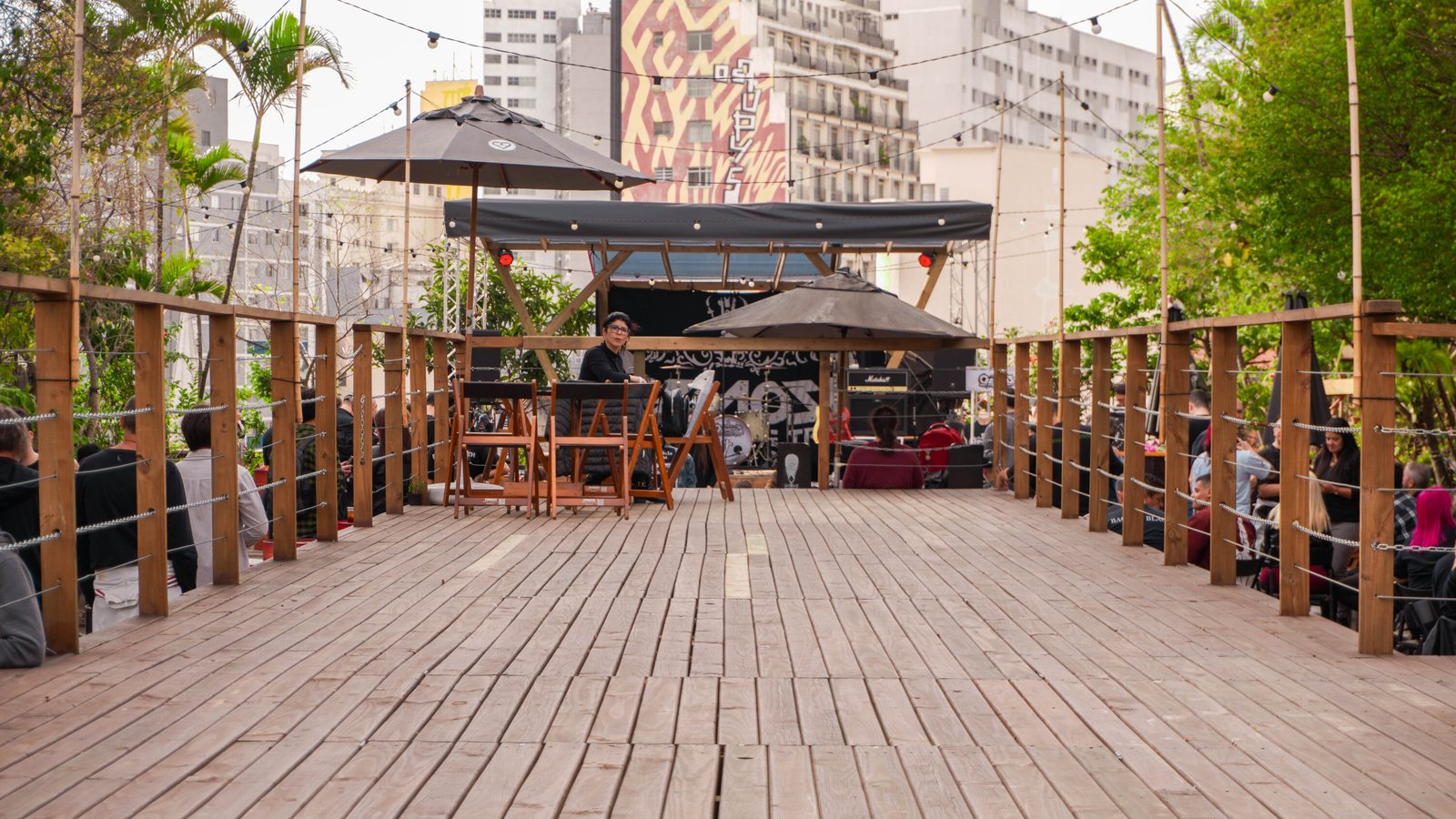 Deck do Rooftop ao entardecer com convidados