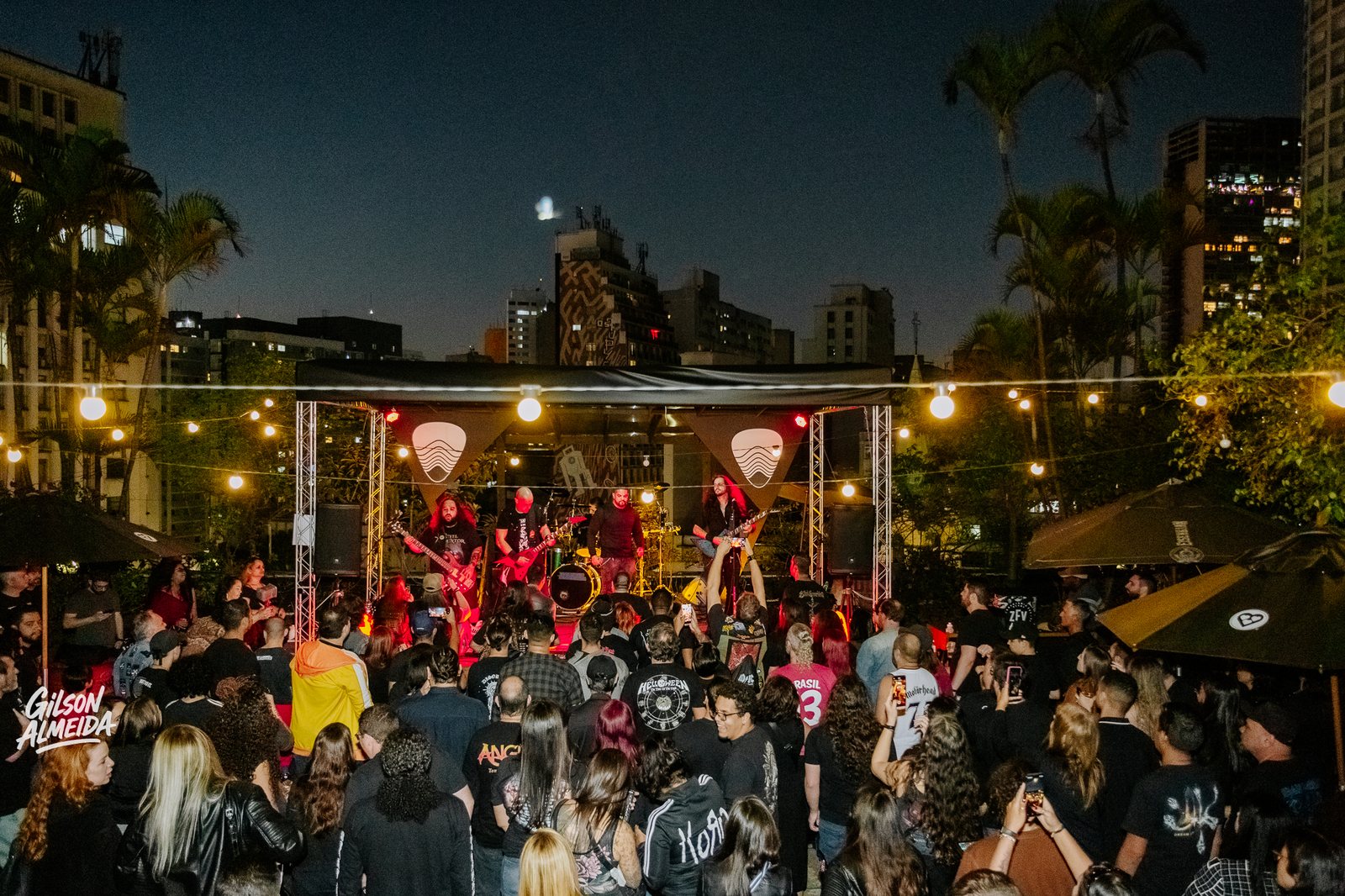 Público no Rooftop à noite, com o skyline de São Paulo ao fundo