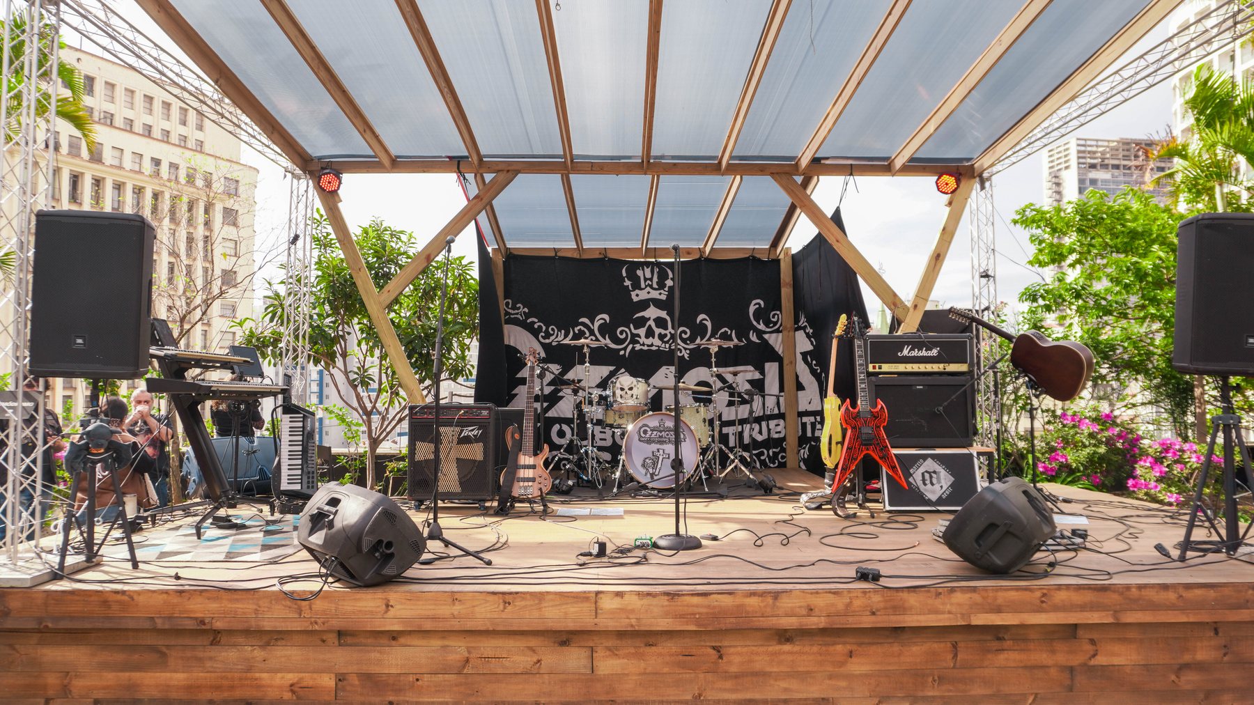 Palco montado com público em frente